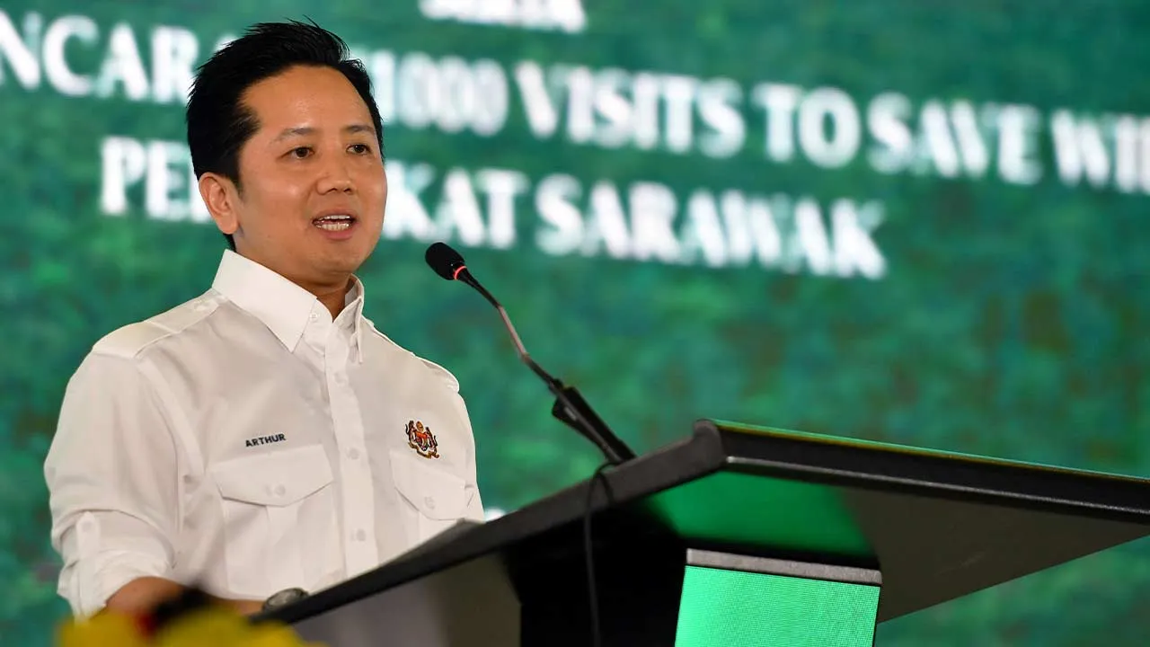 KUCHING, 11 April -- Menteri Sumber Asli dan Kelestarian Alam Datuk Seri Arthur Joseph Kurup berucap semasa menghadiri majlis penyampaian watikah pelantikan Renjer Komuniti, Flag-Off Operasi Bersepadu Khazanah serta Pelancaran 1,000 Visit To Save Wildlifedi Dewan Kampung Semeba, hari ini.  -- fotoBERNAMA (2025) HAK CIPTA TERPELIHARA