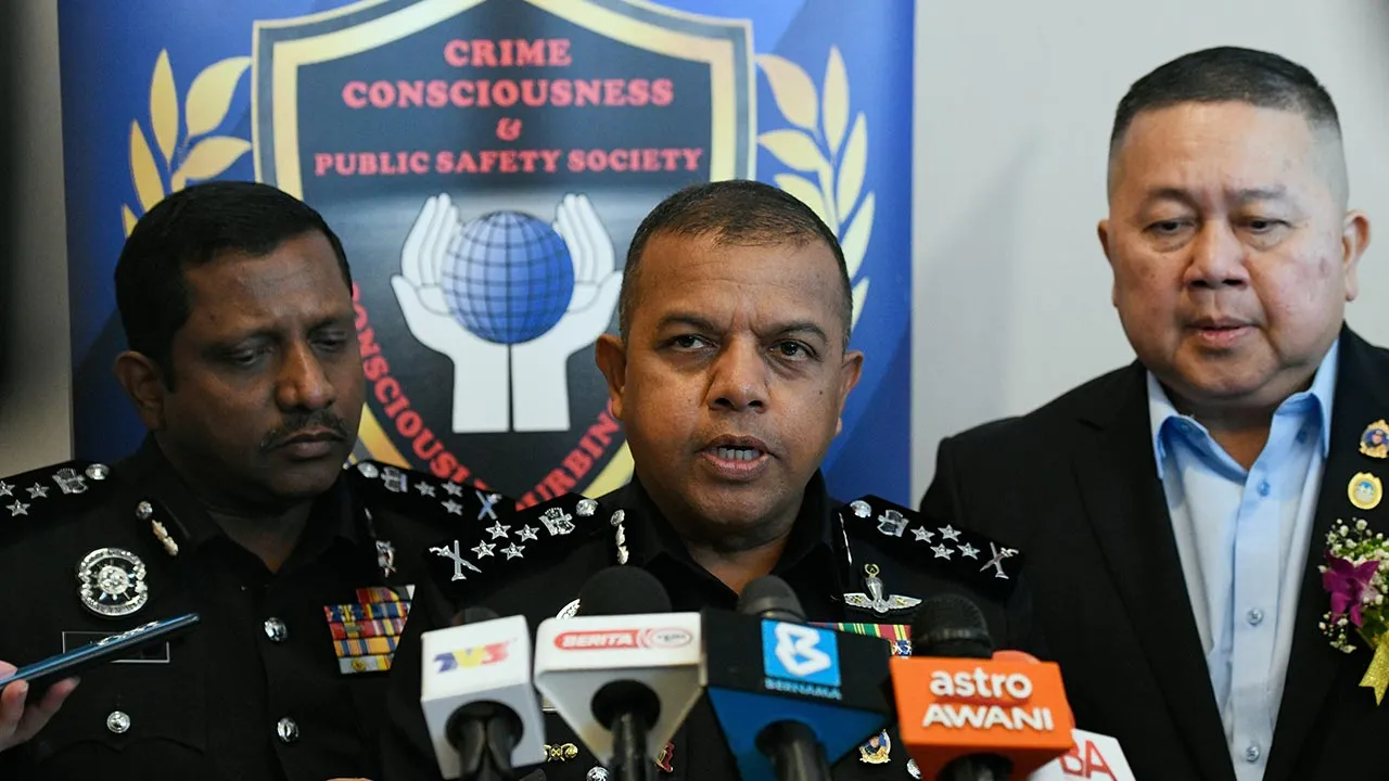 GEORGE TOWN, 23 April -- Timbalan Ketua Polis Negara Datuk Seri Ayob Khan Mydin Pitchay (tengah) mengadakan sidang akhbar selepas majlis perasmian Forum Perdana Pertubuhan Kesedaran Jenayah dan Keselamatan Awam Pulau Pinang (CCPSS) hari ini.  --fotoBERNAMA (2026) HAK CIPTA TERPELIHARA