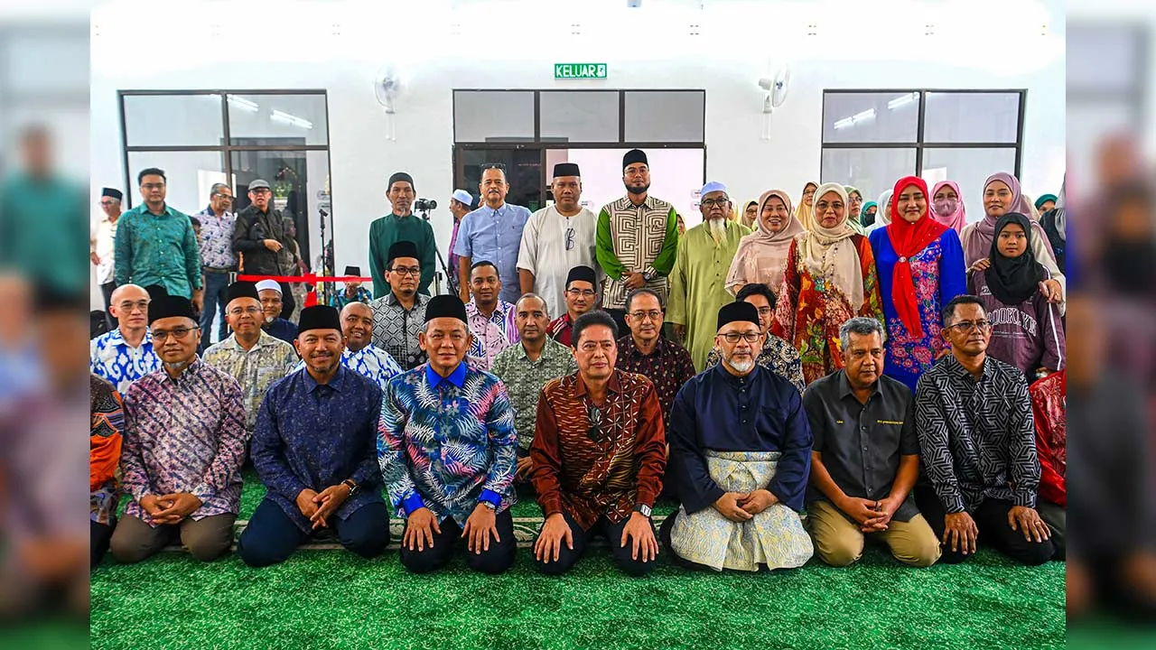 KUALA PILAH, 25 April -- Ketua Pesuruhjaya Suruhanjaya Pencegahan Rasuah Malaysia (SPRM) Tan Sri Azam Baki (depan tengah) dan Menteri Besar Negeri Sembilan Datuk Seri Aminuddin Harun (depan, tiga kiri) bergambar bersama ahli kariah pada majlis penyerahan Masjid Kampung Terentang, Padang Lebar, hari ini.--  fotoBERNAMA (2026) HAK CIPTA TERPELIHARA