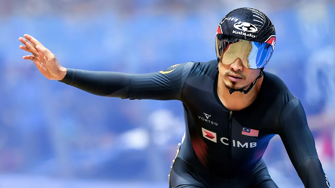 NILAI, 16 Jun -- Atlet basikal trek negara Datuk Mohd Azizulhasni Awang melambaikan tangan ke arah para penonton ketika meraikan kemenangannya pada acara Men Elite Sprint sempena Kejohanan Berbasikal Trek Asia (ACC) 2023 di Velodrom Nasional, hari ini.  Mod Azizulhasni menewaskan Kento Yamasaki dari Jepun, dalam acara tersebut._BERNAMA