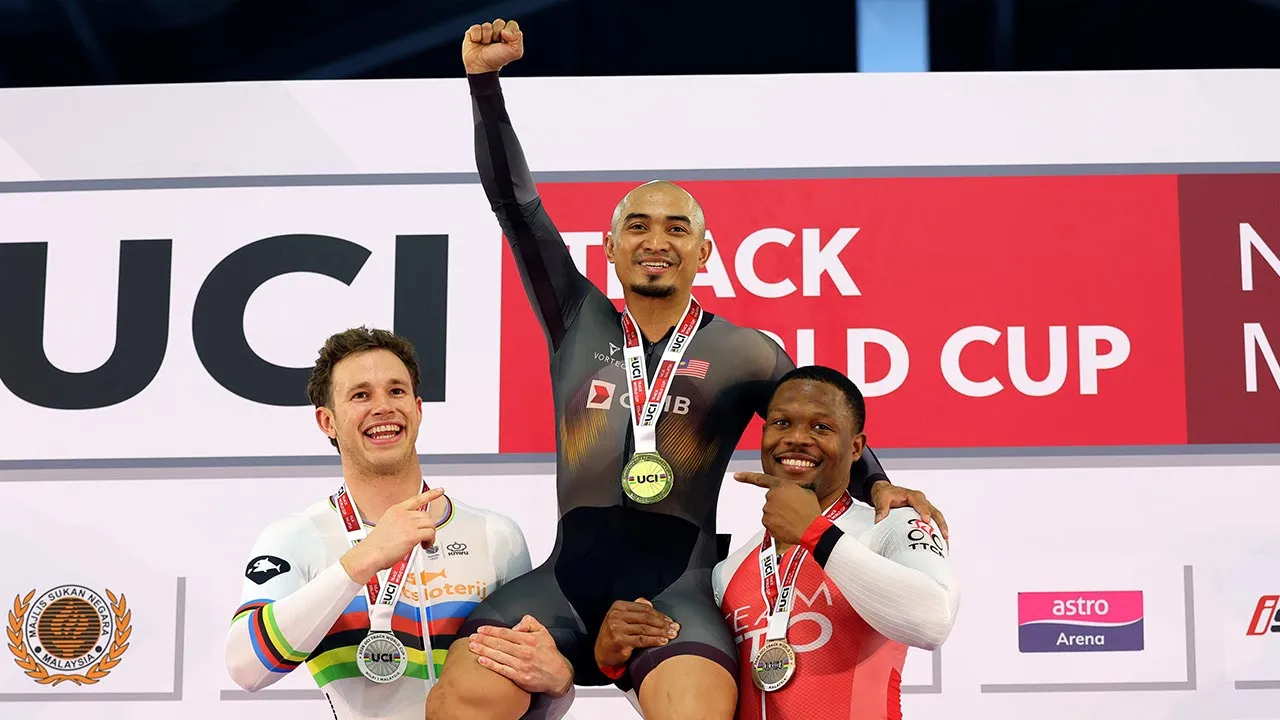 NILAI, 25 April -- Jaguh berbasikal trek negara Datuk Azizulhasni Awang meraih pingat Emas dalam acara Keirin Lelaki pada Kejohanan Piala Dunia Berbasikal Trek UCI di Velodrom Nasional hari ini. Manakala pingat perak dimenangi oleh Belanda Harrie Lavreysen dan Gangsa dari Trinidad and Tobago, Nicholas Paul (kanan). --fotoBERNAMA (2026) HAK CIPTA TERPELIHARA