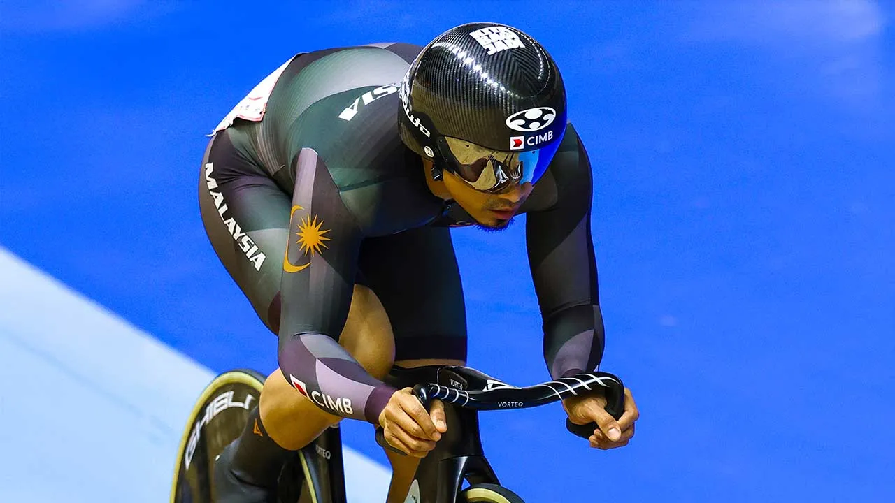 NILAI, 25 April -- Jaguh berbasikal trek negara Datuk Azizulhasni Awang ketika beraksi dalam acara separuh akhir keirin Lelaki pada Kejohanan Piala Dunia Berbasikal Trek UCI di Velodrom Nasional hari ini. --fotoBERNAMA (2026) HAK CIPTA TERPELIHARA