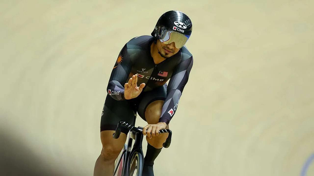 NILAI, 26 April -- Jaguh berbasikal trek negara Datuk Azizulhasni Awang ketika beraksi dalam acara 1/8 Pecut Lelaki menentang pelumba dari China Ruiting Huang pada Kejohanan Piala Dunia Berbasikal Trek UCI di Velodrom Nasional hari ini.  Azizulhasni menjuarai dalam acara keirin.  --fotoBERNAMA (2026) HAK CIPTA TERPELIHARA