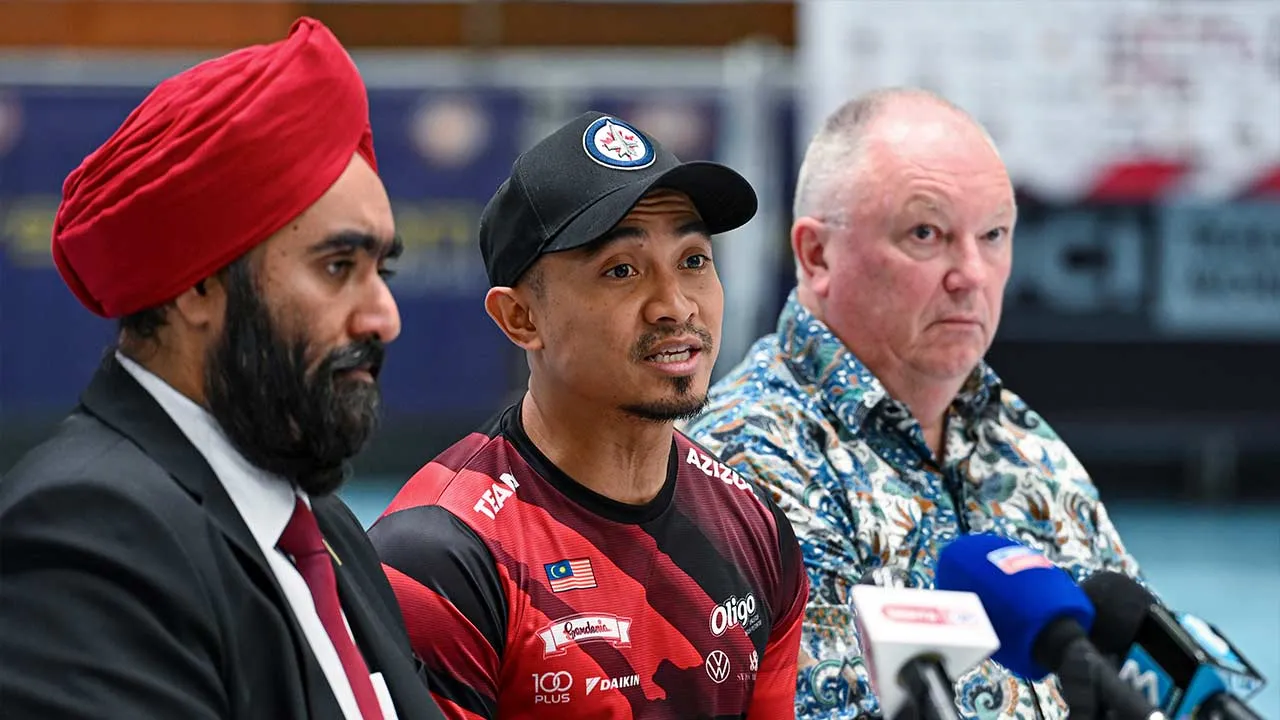 NILAI, 20 April -- Jaguh berbasikal trek negara Datuk Azizulhasni Awang (tengah) menjawab pertanyaan wartawan semasa sidang media Kejohanan Berbasikal Trek Negara di Velodrom Nasional Nilai, hari ini.  --fotoBERNAMA (2026) HAK CIPTA TERPELIHARA