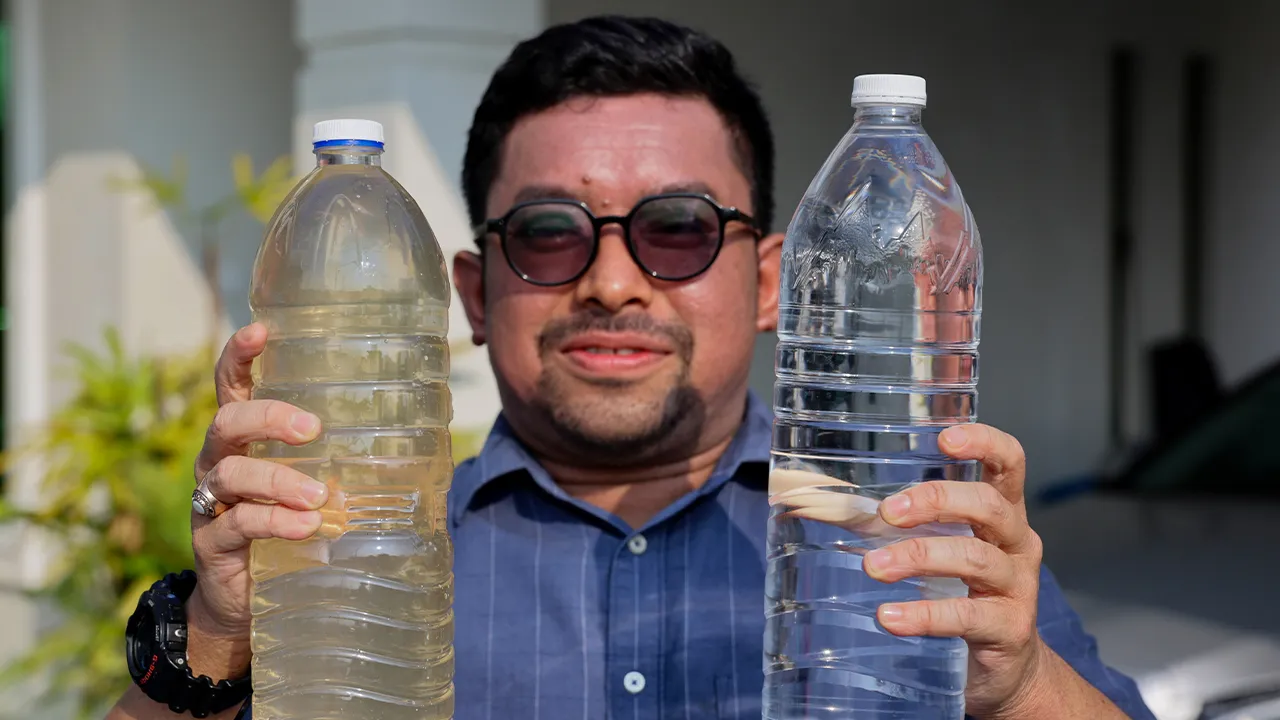 DUNGUN, 11 April -- Penduduk, Tengku Harith Sufri Tengku Amran, 36, menunjukkan perbezaan kualiti air kotor rumahnya dan minuman dibeli dari kedai semasa ditemui di Taman Mulia Perdana, Paka.  Penduduk di sekitar Paka dekat sini kecewa dengan masalah bekalan air payau, berkarat dan tekanan rendah sehingga menimbulkan kesulitan dalam kehidupan seharian mereka sejak Mac lalu.  Kebanyakan penduduk mendakwa mereka terpaksa membeli air mineral kerana tidak selesa menggunakan bekalan air berkenaan untuk minum dan