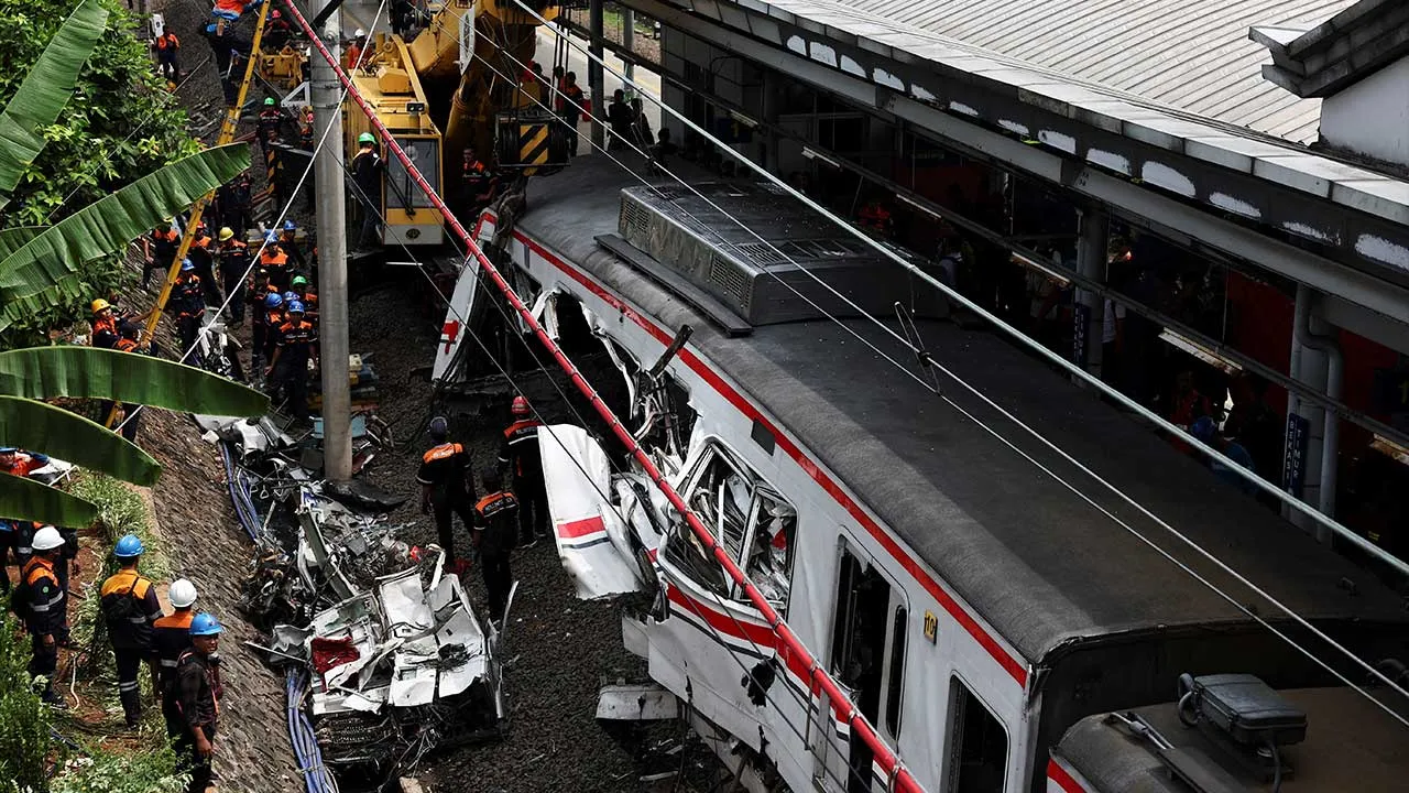 Technicians work at site after a deadly collision between a commuter line train and a long-distance train, in Bekasi, on the outskirts of Jakarta, Indonesia, April 28, 2026. REUTERS/Willy Kurniawan