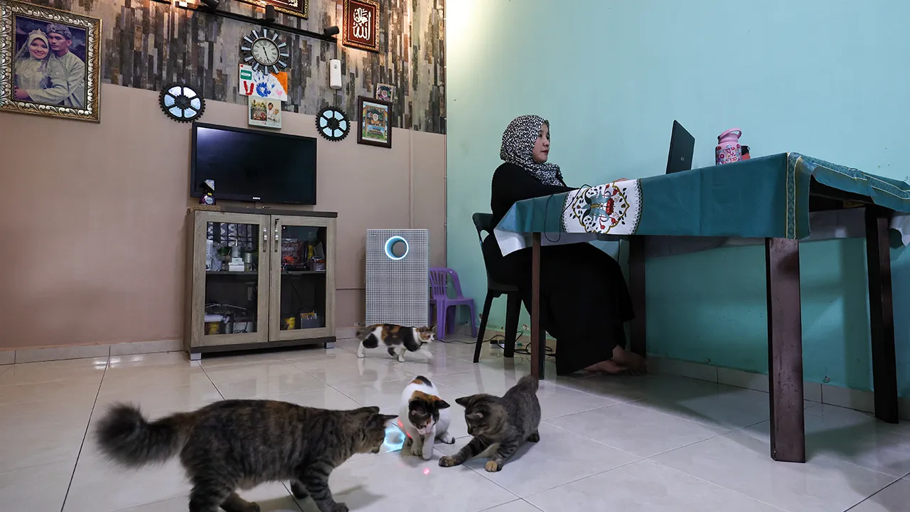 KULAI, 15 April -- Kakitangan Jabatan Kesihatan Negeri Johor, Farah Hanani Mohd Lazim, 40, melakukan urusan kerja pejabat di kediamannya selaras dengan pelaksanaan Bekerja Dari Rumah (BDR) yang bermula hari ini ketika tinjauan di Bandar Indahpura di sini.  Pelaksanaan Dasar BDR bagi sektor perkhidmatan awam yang merupakan sebahagian langkah strategik kerajaan bagi memperkukuh kesiapsiagaan menghadapi krisis tenaga global susulan konflik di Asia Barat.  --fotoBERNAMA (2026) HAK CIPTA TERPELIHARA