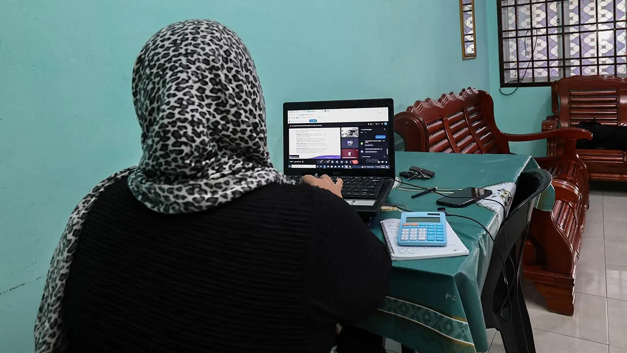 KULAI, 15 April -- Kakitangan Jabatan Kesihatan Negeri Johor, Farah Hanani Mohd Lazim, 40, melakukan urusan kerja pejabat di kediamannya selaras dengan pelaksanaan Bekerja Dari Rumah (BDR) yang bermula hari ini ketika tinjauan di Bandar Indahpura di sini.  Pelaksanaan Dasar BDR bagi sektor perkhidmatan awam yang merupakan sebahagian langkah strategik kerajaan bagi memperkukuh kesiapsiagaan menghadapi krisis tenaga global susulan konflik di Asia Barat.  --fotoBERNAMA (2026) HAK CIPTA TERPELIHARA