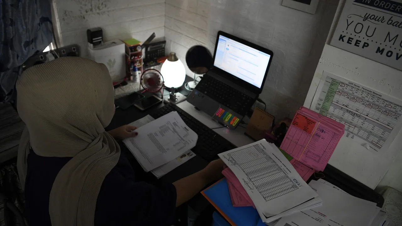 KUALA LUMPUR, 14 Julai -- Bekerja dari rumah (BDR) kini bukan lagi dianggap norma baharu bagi pekerja sektor swasta Ili Amalina Shahruddin yang sibuk menguruskan kerjanya pada tinjauan dalam tempoh Perintah Kawalan Pergerakan (PKP) 3.0 hari ini. Sebelum ini, Kerajaan memutuskan sebanyak 80 peratus sektor kerajaan dan 20 peratus bagi sektor swasta akan meneruskan proses BDR sewaktu pelaksanaan PKP 3.0 dilaksanakan. --fotoBERNAMA (2021) HAK CIPTA TERPELIHARA