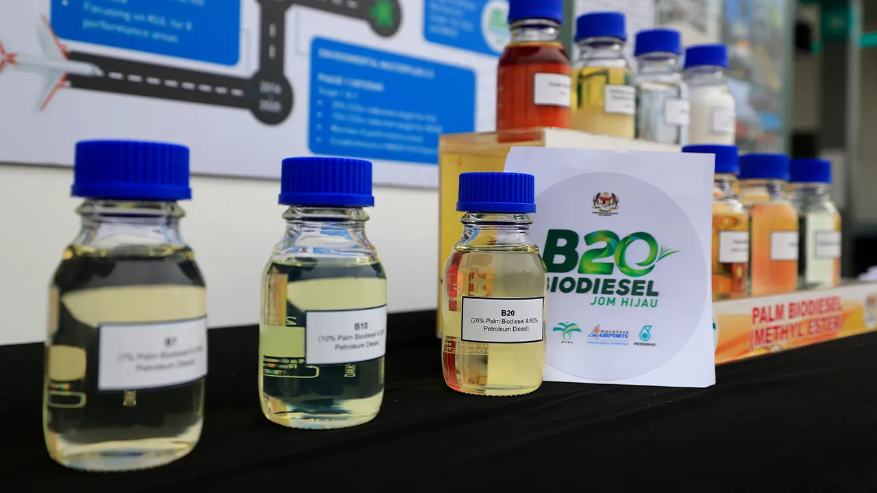 SEPANG, 29 Mei -- Kerajaan menyasarkan semua pelabuhan di negara ini yang menggunakan biodiesel berasaskan sawit B10 dalam operasi mereka beralih kepada B20 pada masa akan datang, kata Menteri Perladangan dan Komoditi Datuk Seri Johari Abdul Ghani.  Beliau berkata penggunaan itu dapat membantu negara mencapai sasaran pengurangan intensiti pelepasan gas rumah kaca (GHG) berdasarkan Keluaran Dalam Negara Kasar (KDNK) sebanyak 45 peratus menjelang 2030 serta mencapai pelepasan karbon sifar bersih menjelang 205