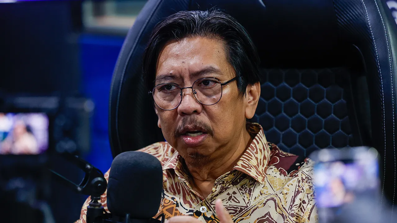 KUALA LUMPUR, 14 April -- Penasihat Strategik Jabatan Komunikasi Komuniti (J-KOM) Datuk Dr Budiman Mohd Zohdi bercakap pada Program Fokus 30 bertajuk Dunia Bergolak, Kita Tetap Bersama di Bernama Radio hari ini.  -- fotoBERNAMA (2026) HAK CIPTA TERPELIHARA
