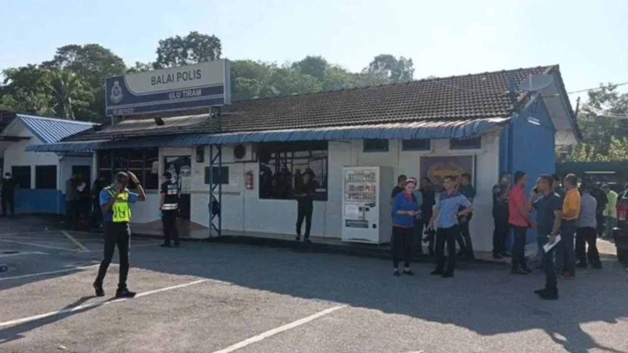 Keadaan di Balai Polis Ulu Tiram, Johor Bahru selepas berlaku kejadian dua anggota polis maut ditembak, sementara seorang lagi anggota parah pada Mei 2024._Sinar Harian