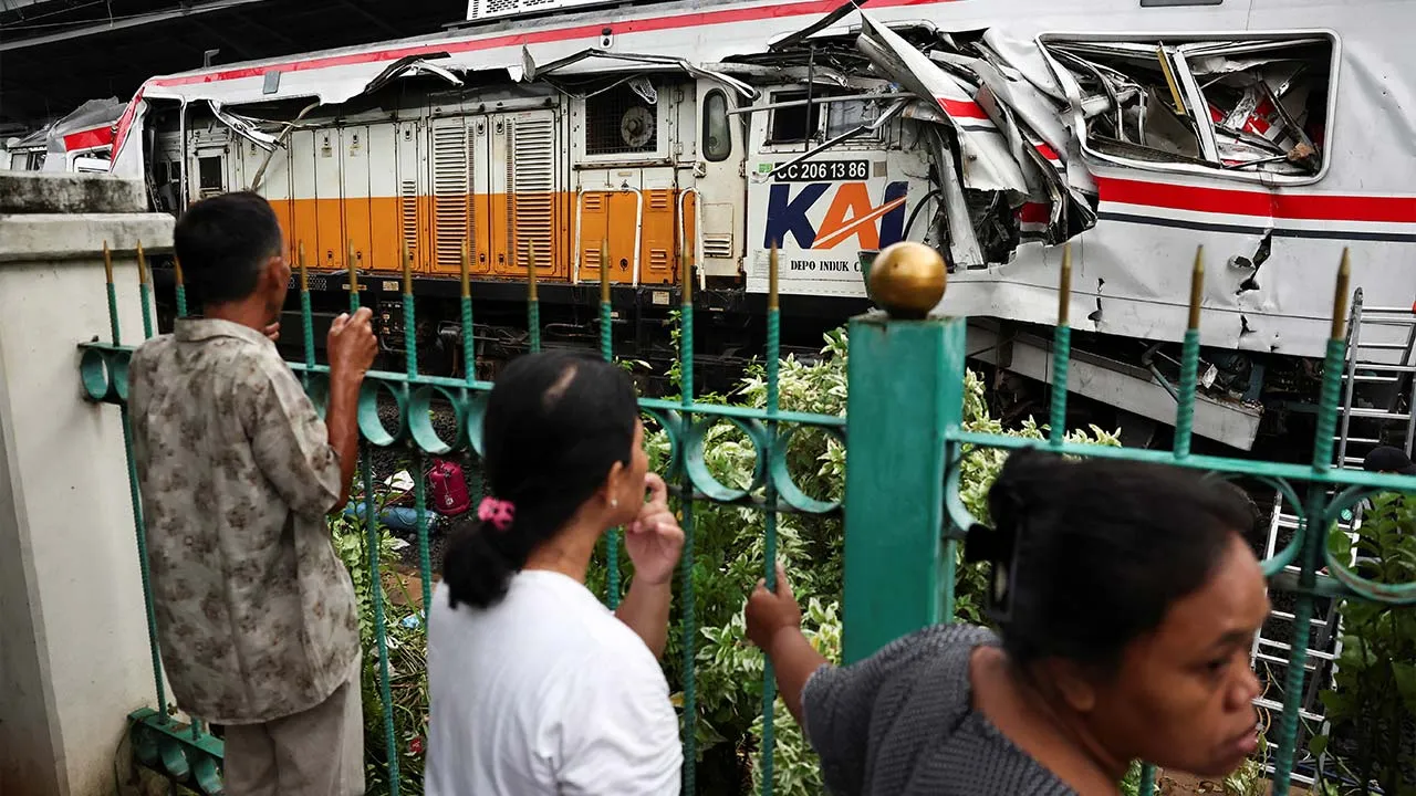 People look at the wreckage after a deadly collision between a commuter line train and a long-distance train, in Bekasi, on the outskirts of Jakarta, Indonesia, April 28, 2026. REUTERS/Willy Kurniawan