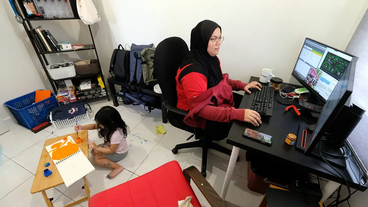 PUTRAJAYA, 7 Jun -- Bekerja dari rumah (BDR) kini bukan lagi dianggap norma baharu bagi pekerja sektor swasta Nur Liyana Muslim yang sibuk menguruskan kerjanya dalam pada masa yang sama menguruskan anaknya yang masih kecil dalam tempoh Perintah Kawalan Pergerakan (PKP) 3.0 ini. Sepanjang tempoh pandemik, waktu bekerja menjadi lebih panjang menjadikan ramai pekerja tertekan. Kesukaran untuk mengimbangi antara waktu kerja dengan keluarga menjadi punca ramai yang menghadapi tekanan ketika bekerja dari rumah (B