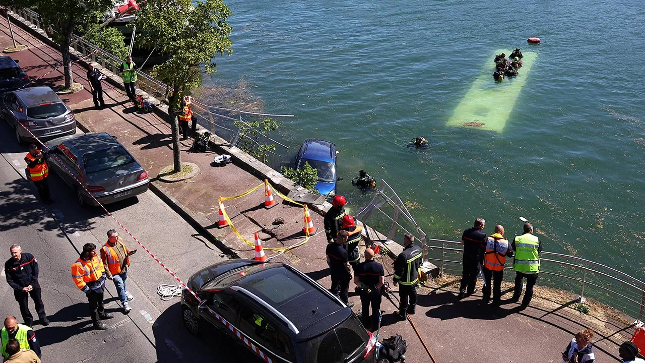 French emergency services and firefighters work as a bus with passengers fell into the River Seine in Juvisy-sur-Orge, near Paris, France, April 30, 2026. REUTERS/Abdul Saboor