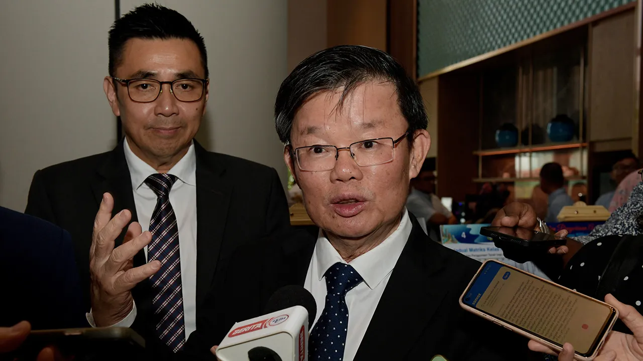 GEORGE TOWN, 7 April -- Ketua Menteri Pulau Pinang Chow Kon Yeow ditemui pemberita selepas merasmikan Program Publisiti dan Penyertaan Awam Rancangan Tempatan Pulau Pinang (Silicon Island) 2050 di sini hari ini.  Turut sama Pengerusi Jawatankuasa Kerajaan Tempatan dan Perancangan Bandar dan Desa, H’ng Mooi Lye.  --fotoBERNAMA (2026) HAK CIPTA TERPELIHARA