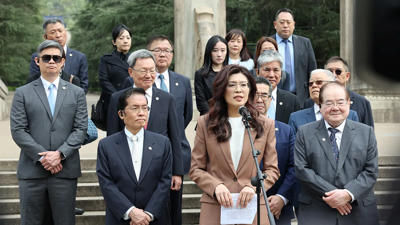 Cheng Li-wun, chairwoman of the Kuomintang (KMT), Taiwan's largest opposition party, speaks upon visiting Sun Yat-sen Mausoleum in Nanjing, Jiangsu province, China April 8, 2026. cnsphoto via REUTERS ATTENTION EDITORS - THIS IMAGE WAS PROVIDED BY A THIRD PARTY. CHINA OUT.
