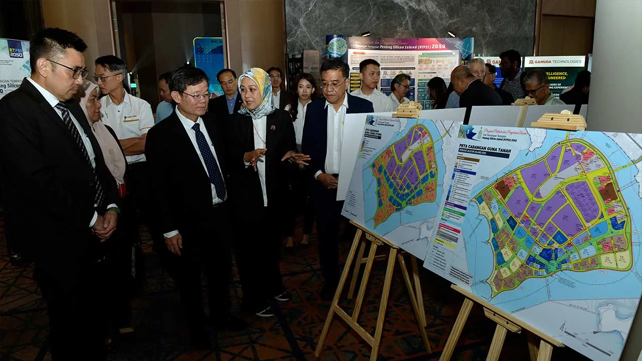 GEORGE TOWN, 7 April -- Ketua Menteri Pulau Pinang Chow Kon Yeow melawat pameran selepas merasmikan Program Publisiti dan Penyertaan Awam Rancangan Tempatan Pulau Pinang (Silicon Island) 2050 di sini hari ini.  Turut sama Pengerusi Jawatankuasa Kerajaan Tempatan dan Perancangan Bandar dan Desa, H’ng Mooi Lye (kiri).  --fotoBERNAMA (2026) HAK CIPTA TERPELIHARA