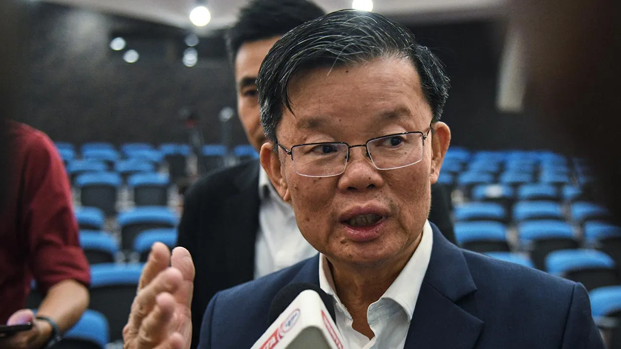 GEORGE TOWN, 6 Feb -- Ketua Menteri Pulau Pinang Chow Kon Yeow pada majlis penyerahan cek peruntukan Kerajaan Negeri Pulau Pinang 2026 kepada sekolah-sekolah Mubaligh di Komtar di sini hari ini.  --fotoBERNAMA (2026) HAK CIPTA TERPELIHARA