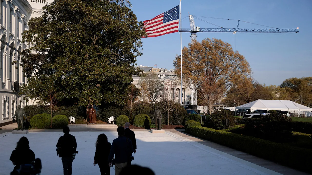 Trump failkan permohonan kecemasan sambung pembinaan dewan tari White House