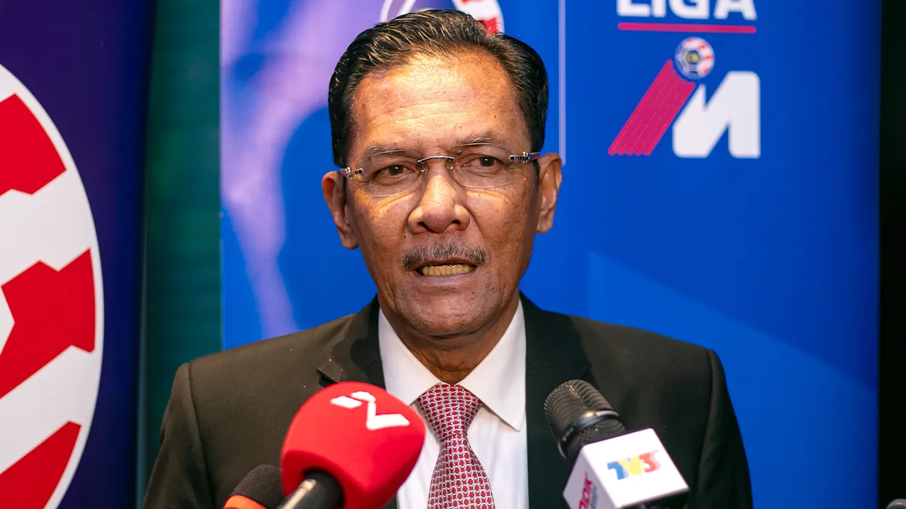 KUALA LUMPUR, 29 April --Presiden Liga Bolasepak Malaysia (MFL) Datuk Ab Ghani Hassan ditemui media selepas mempengerusikan perbincangan meja bulat bersama wakil kelab Liga Malaysia (Liga-M) di EQ Kuala Lumpur hari ini.  Sesi itu diadakan bagi meneliti pandangan serta kebimbangan kelab menjelang musim baharu yang dijangka bermula Ogos ini, termasuk isu kewangan, kos operasi dan kebajikan pasukan.  --fotoBERNAMA (2026) HAK CIPTA TERPELIHARA