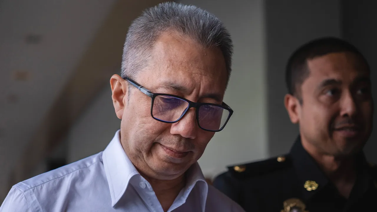 KUALA LUMPUR, 22 April -- Ketua Pengarah Jabatan Ukur dan Pemetaan Malaysia (JUPEM) Datuk Hazri Hassan didakwa di Mahkamah Sesyen di sini hari ini atas dua pertuduhan menggunakan kedudukannya untuk memperoleh suapan berjumlah lebih RM130,000 membabitkan dana Lembaga Jurukur Tanah Malaysia (LJT).  Hazri, 57, yang juga Pengerusi LJT, mengaku tidak bersalah selepas kedua-dua pertuduhan dibacakan di hadapan Hakim Suzana Hussin.  --fotoBERNAMA (2026) HAK CIPTA TERPELIHARA  KUALA LUMPUR, April 22 -- Department of