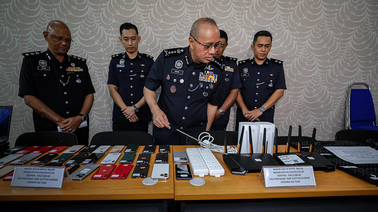 IPOH , 9 April -- Ketua Polis Perak Datuk Noor Hisam Nordin (tengah) melihat peralatan sindiket penipuan pelaburan kripto yang dirampas pada sidang media di Ibu Pejabat Polis Kontinjen (IPK) Perak hari ini.  Polis menumpaskan satu sindiket penipuan pelaburan kripto tidak wujud yang menyasarkan warga Eropah menerusi serbuan di sebuah inap desa di Bagan Datuk, Selasa lepas.  --fotoBERNAMA (2026) HAK CIPTA TERPELIHARA