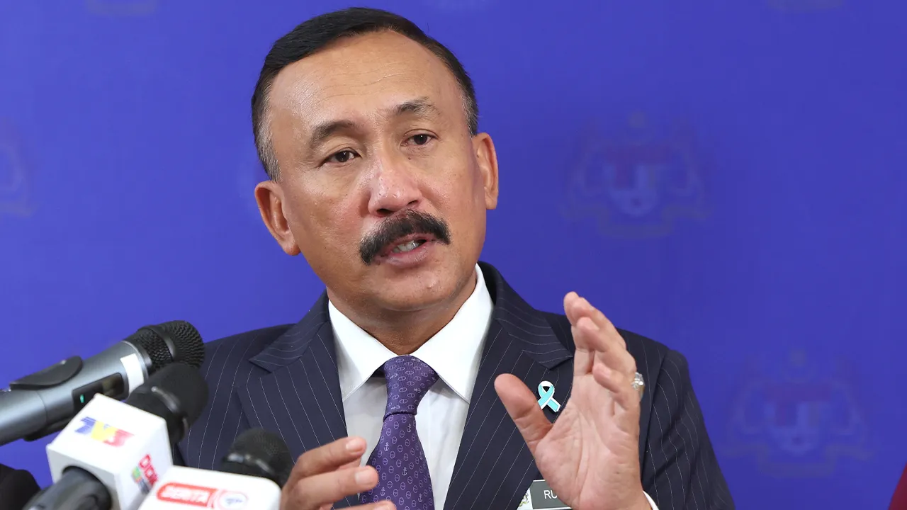 KAJANG, 22 Ogos -- Ketua Pengarah Agensi Anti Dadah Kebangsaan (AADK) Datuk Ruslin Jusoh ketika sidang media pada Majlis Perhimpunan Bulanan Agensi Antidadah Kebangsaan (AADK) Bagi Bulan Ogos 2025 dan Peluncuran Kampung Angkat Bebas Dadah di Ibu Pejabat Agensi Antidadah Kebangsaan hari ini.  --fotoBERNAMA (2025) HAK CIPTA TERPELIHARA