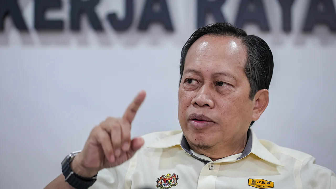 KULAI, 13 April -- Timbalan Menteri Kerja Raya, Datuk Seri Ahmad Maslan bercakap kepada pemberita selepas mengadakan lawatan kerja rasmi ke pejabat Jabatan Kerja Raya (JKR) Daerah Kulai di sini hari ini.  --fotoBERNAMA (2026) HAK CIPTA TERPELIHARA