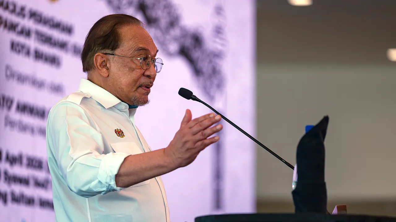 KOTA BHARU, 18 April -- Perdana Menteri Datuk Seri Anwar Ibrahim berucap pada majlis perasmian terminal baharu Lapangan Terbang Sultan Ismail Petra (LTSIP), hari ini.  --fotoBERNAMA (2026) HAK CIPTA TERPELIHARA