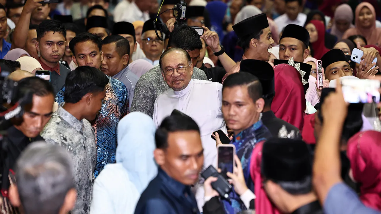 JOHOR BAHRU, 24 April -- Perdana Menteri Datuk Seri Anwar Ibrahim (tengah), beramah mesra bersama tetamu pada Sesi Ramah Mesra Bersama Warga Institut Pendidikan Guru (IPG) dan Tingkatan 6, di IPG Kampus Temenggong Ibrahim hari ini.  --fotoBERNAMA (2026) HAK CIPTA TERPELIHARA