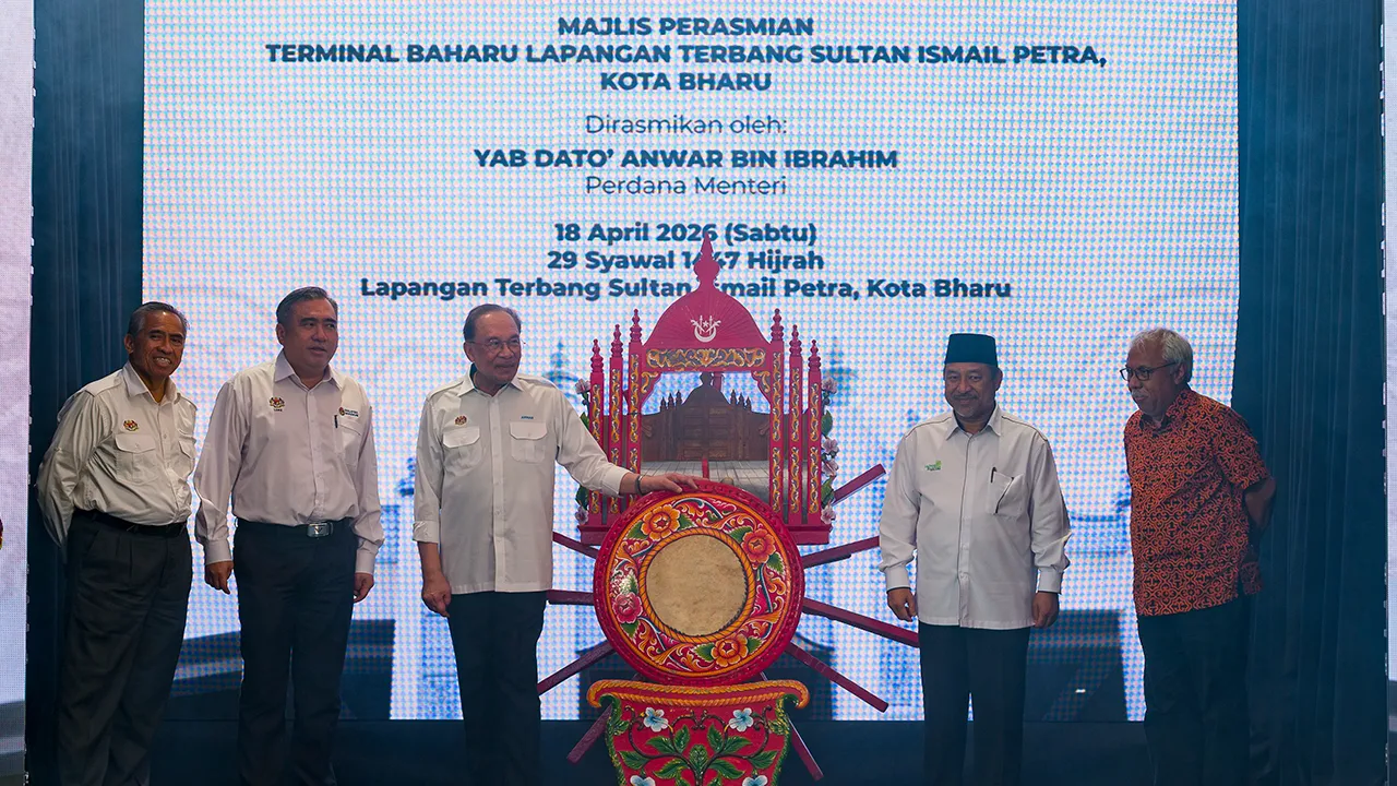 KOTA BHARU, 18 April -- Perdana Menteri Datuk Seri Anwar Ibrahim pada majlis perasmian terminal baharu Lapangan Terbang Sultan Ismail Petra (LTSIP), hari ini.  Turut sama Menteri Besar Kelantan, Datuk Mohd Nassuruddin Daud (dua, kanan) dan Menteri Pengangkutan Anthony Loke (dua, kiri).  --fotoBERNAMA (2026) HAK CIPTA TERPELIHARA