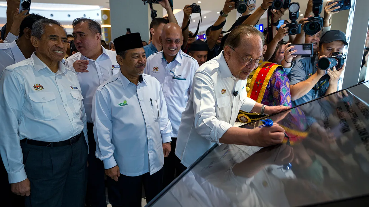 KOTA BHARU, 18 April -- Perdana Menteri Datuk Seri Anwar Ibrahim menandatangani plak sebagai simbolik merasmikan terminal baharu Lapangan Terbang Sultan Ismail Petra (LTSIP), hari ini.  Turut sama Menteri Besar Kelantan, Datuk Mohd Nassuruddin Daud dan Menteri Pengangkutan Anthony Loke.  --fotoBERNAMA (2026) HAK CIPTA TERPELIHARA