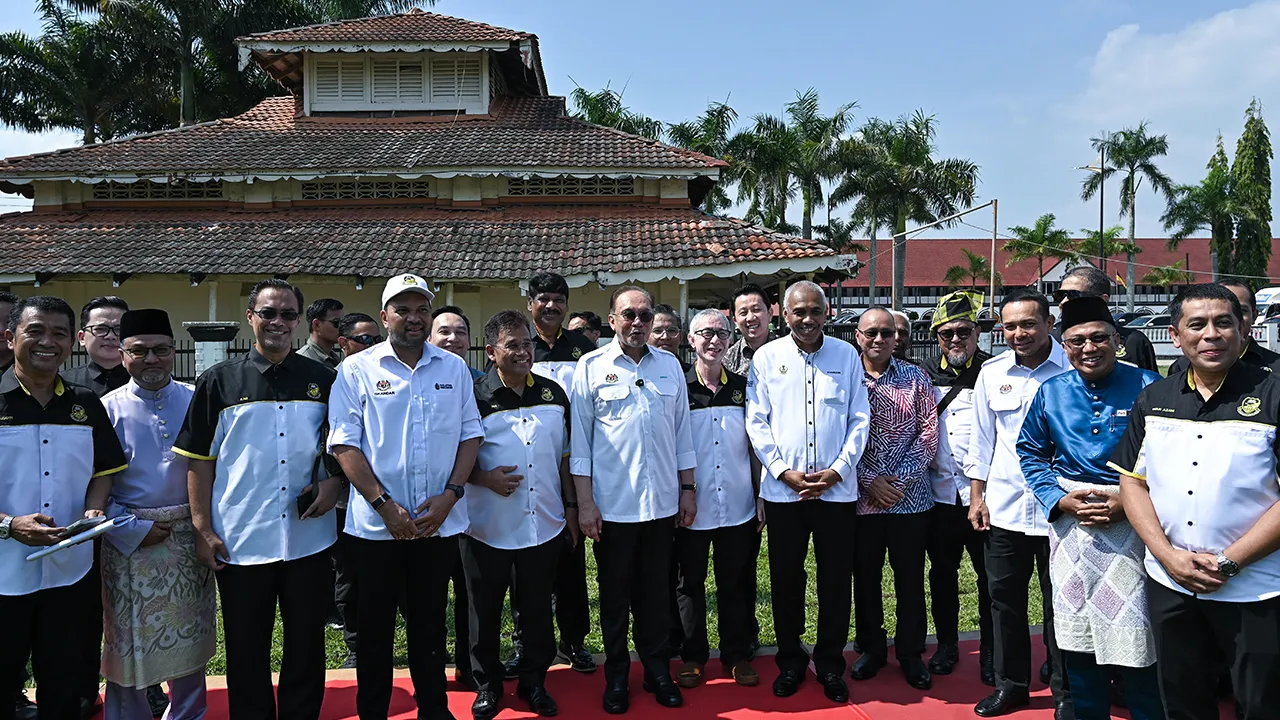 KUALA KANGSAR, 4 April -- Perdana Menteri, Datuk Seri Anwar Ibrahim, bergambar berlatarbelakangkan bangunan Hospital Pertama semasa menghadiri sesi Ramah Mesra YAB Perdana Menteri bersama warga dan bekas pelajar Sekolah Menengah Kebangsaan (SMK) Clifford, Kuala Kangsar, hari ini.    --fotoBERNAMA (2026) HAK CIPTA TERPELIHARA