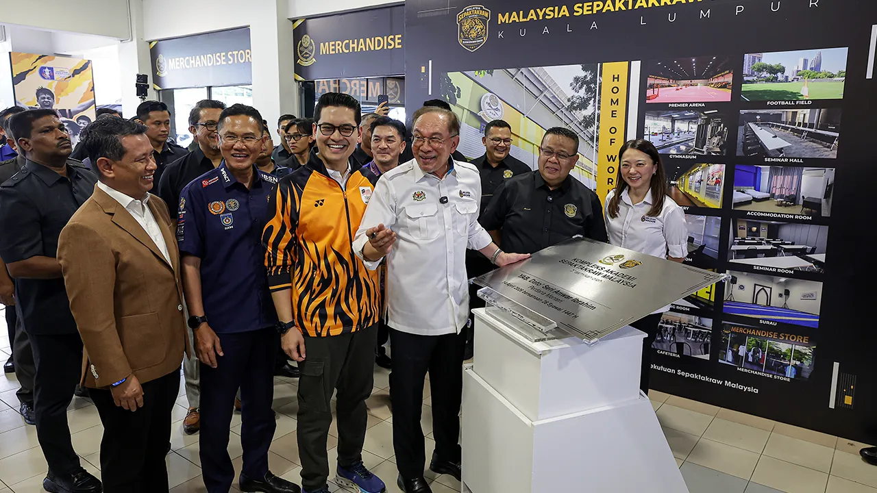 KUALA LUMPUR, 14 April -- Perdana Menteri Datuk Seri Anwar Ibrahim menandatangani plat perasmian Kompleks Akademi Sepak Takraw Malaysia di Kampung Bharu hari ini.  Turut sama Menteri Belia dan Sukan Dr Mohammed Taufiq Johari dan Presiden Persatuan Sepaktakraw Malaysia (PSM), Datuk Mohd Sumali Reduan.  -- fotoBERNAMA (2026) HAK CIPTA TERPELIHARA