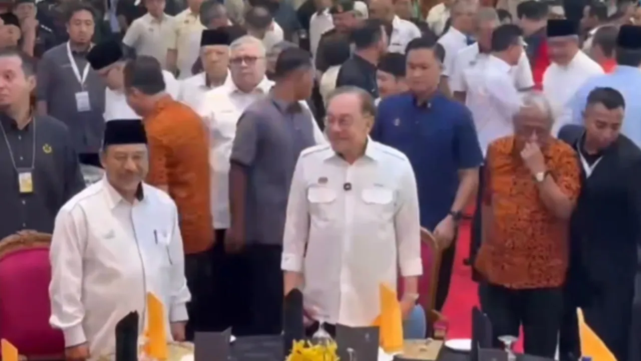 #Kelantan Prime Minister Datuk Seri Anwar Ibrahim arrives at Sultan Ismail Petra Airport (LTSIP) to officiate the new LTSIP terminal, Kota Bharu today.