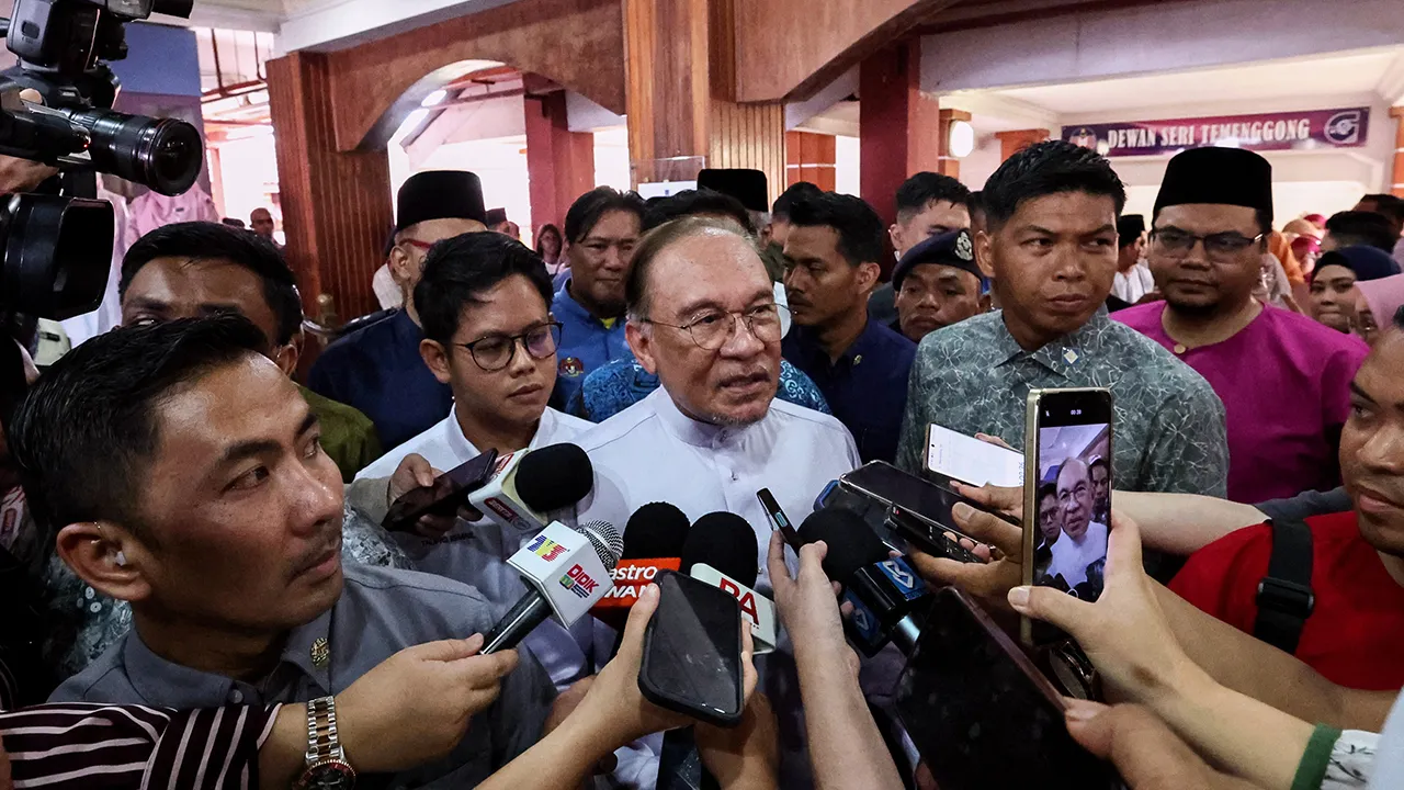 JOHOR BAHRU, 24 April -- Perdana Menteri Datuk Seri Anwar Ibrahim bercakap kepada pemberita selepas Sesi Ramah Mesra Bersama Warga Institut Pendidikan Guru (IPG) dan Tingkatan 6, di IPG Kampus Temenggong Ibrahim hari ini.  --fotoBERNAMA (2026) HAK CIPTA TERPELIHARA