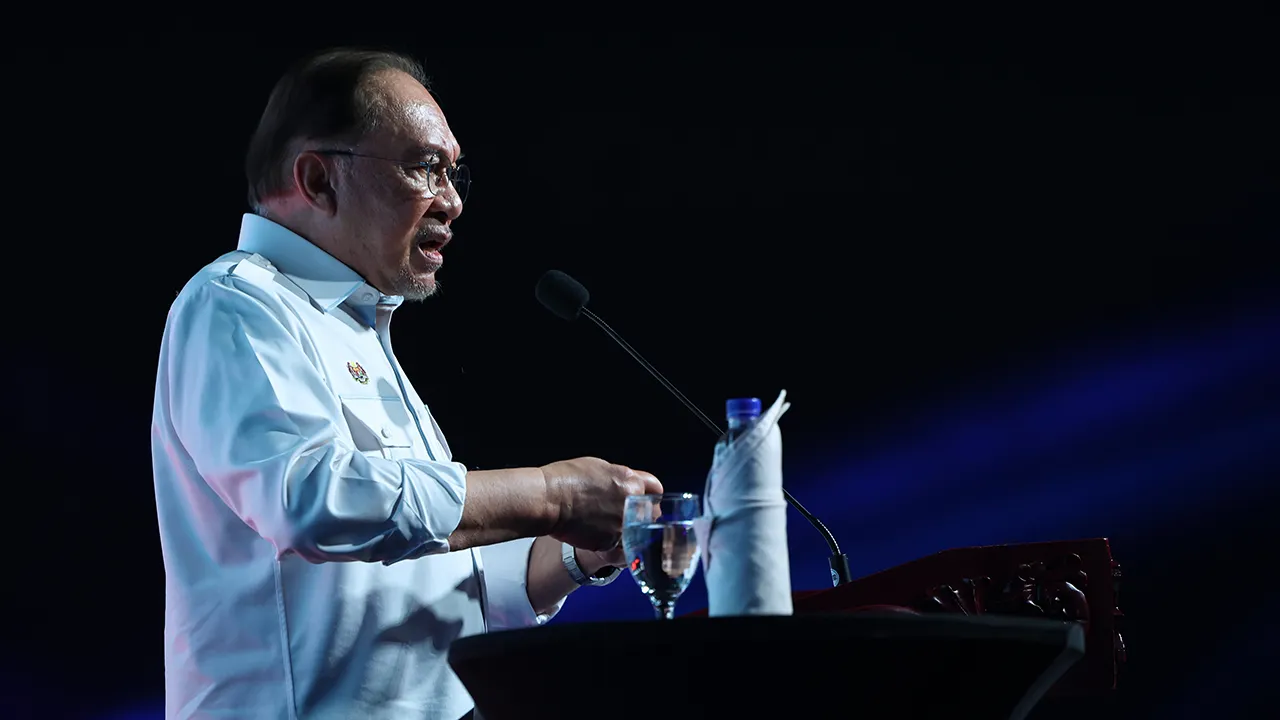 BATU KAWAN, 25 April -- Perdana Menteri Datuk Seri Anwar Ibrahim menyampaikan ucapan pada Majlis Sambutan Ulang Tahun Hari Jabatan Pengangkutan Jalan (JPJ) Malaysia Ke-80 (SHJ80) di pekarangan Stadium Negeri Pulau Pinang hari ini.  -- fotoBERNAMA (2026) HAK CIPTA TERPELIHARA