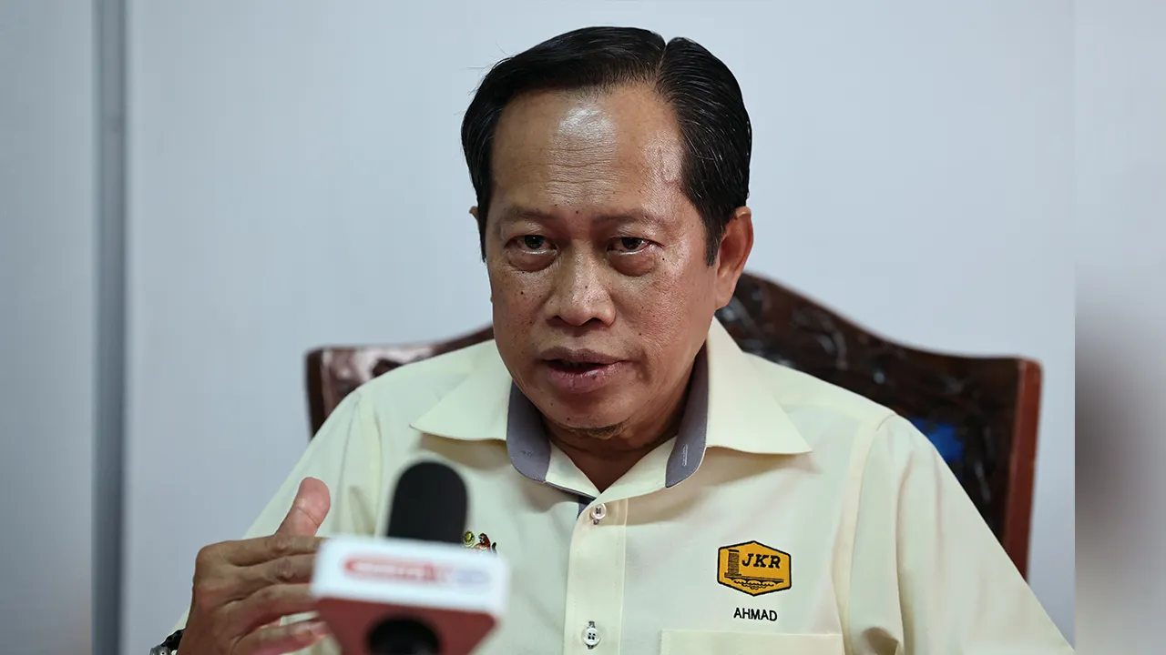 JOHOR BAHRU, 24 April -- Timbalan Menteri Kerja Raya Datuk Seri Dr Ahmad Maslan bercakap kepada pemberita selepas meninjau perkembangan Projek Menaiktaraf Rumah Seri Kenangan di Kampung Ungku Mohsin hari ini.  -- fotoBERNAMA (2026) HAK CIPTA TERPELIHARA
