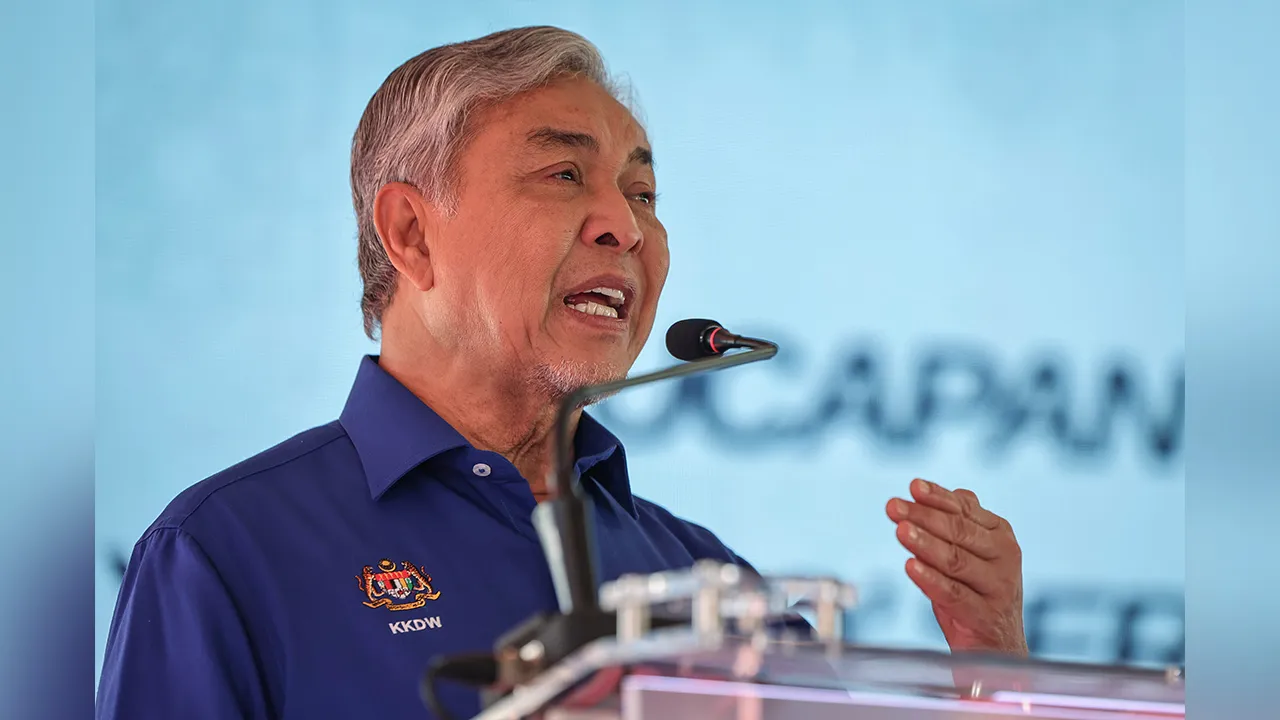 TASEK GELUGOR, 7 April -- Timbalan Perdana Menteri Datuk Seri Dr Ahmad Zahid Hamidi menyampaikan ucapan pada Majlis Pecah Tanah Projek Pembangunan Industri Perda Halal Park hari ini.  -- fotoBERNAMA (2026) HAK CIPTA TERPELIHARA