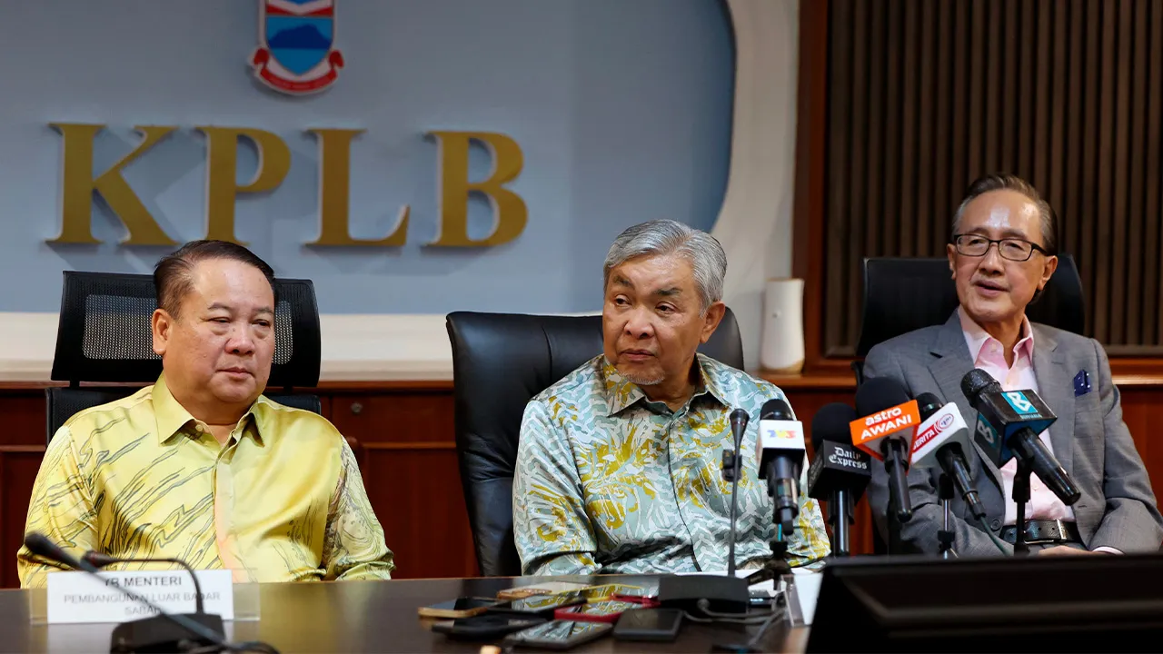 KOTA KINABALU, 16 April -- Timbalan Perdana Menteri Datuk Seri Dr Ahmad Zahid Hamidi, yang juga Menteri Kemajuan Desa dan Wilayah, mengadakan sidang media selepas mempengerusikan mesyuarat penyelarasan penyerahan Projek Bekalan Air Luar Bandar (BALB) kepada Kerajaan Negeri Sabah di pejabat Kementerian Pembangunan Luar Bandar Sabah hari ini.  Turut hadir Menteri Pembangunan Luar Bandar Sabah Datuk Rubin Balang (kiri) dan Menteri Kewangan Sabah Datuk Seri Masidi Manjun (kanan).  --fotoBERNMA (2026) HAK CIPTA 