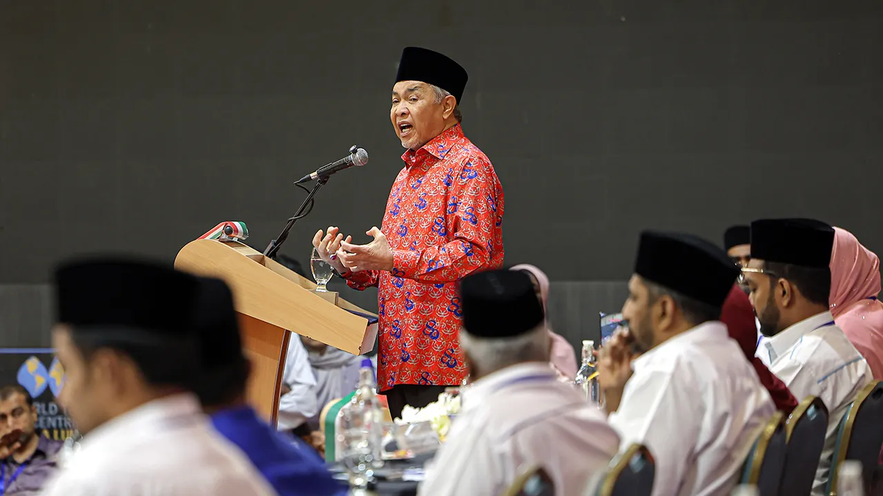 KUALA LUMPUR, 18 April -- Presiden UMNO Datuk Seri Dr Ahmad Zahid Hamidi menyampaikan ucapan pada Perhimpunan Agung Kongres Indian Muslim Malaysia (KIMMA) kali ke-46 tahun 2025, dihadiri 938 Perwakilan membabitkan 95 Bahagian dari seluruh negara di Pusat Dagangan Dunia Kuala Lumpur (WTCKL) hari ini.  -- fotoBERNAMA (2026) HAK CIPTA TERPELIHARA