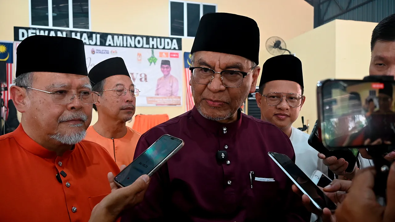 Batu Pahat, 18 April -- Menteri Kesihatan, Datuk Seri Dr Dzulkefly Ahmad ketika temu bual bersama pengamal media selepas menghadiri Jamuan Aidilfitri Parlimen Sri Gading di Dewan Haji Aminolhuda, hari ini.  --fotoBERNAMA (2026) HAK CIPTA TERPELIHARA
