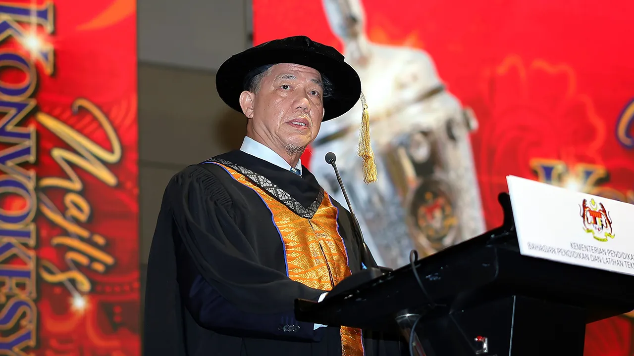 KUCHING, 18 April -- Timbalan Perdana Menteri merangkap Menteri Peralihan Tenaga dan Transformasi Air (PETRA) Datuk Seri Fadillah Yusof ketika berucap pada Konvokesyen Kolej Vokasional Matang hari ini.  -- fotoBERNAMA (2026) HAK CIPTA TERPELIHARA