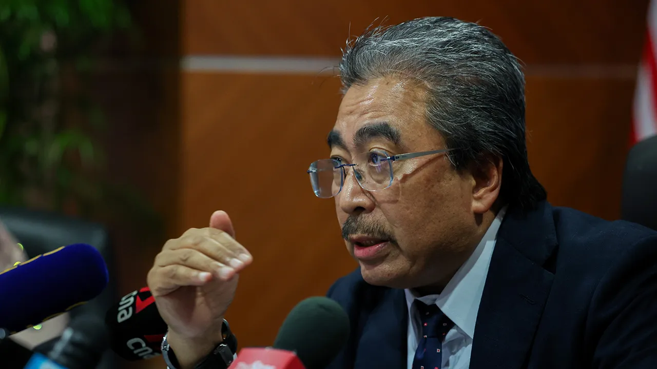 KUALA LUMPUR, 28 April -- Menteri Pelaburan, Perdagangan dan Industri, Datuk Seri Johari Abdul Ghani bercakap kepada media selepas menghadiri Program "War and Tariffs:Our Response" anjuran Concorde Club di Wisma Bernama hari ini.  -- fotoBERNAMA (2026) HAK CIPTA TERPELIHARA