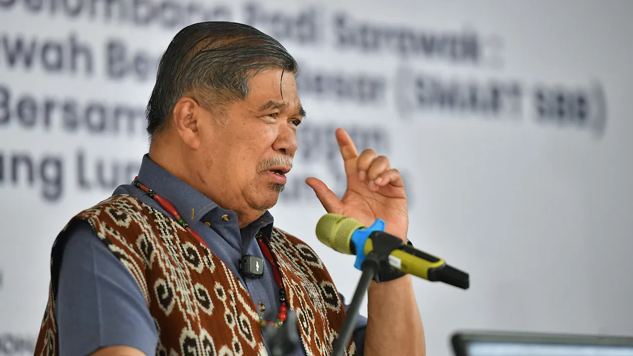 SRI AMAN, 9 April -- Menteri Pertanian dan Keterjaminan Makanan Datuk Seri Mohamad Sabu berucap pada Majlis Perasmian program Gelombang Padi Sarawak: SMART Sawah Berskala Besar (SMART SBB) di Dewan Sri Nangkai Gran Stumbin, Sri Aman, hari ini.  -- fotoBERNAMA (2025) HAK CIPTA TERPELIHARA
