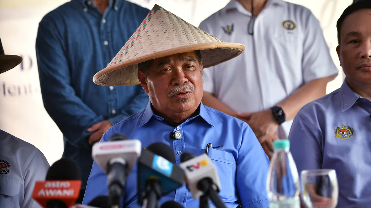 LUNDU, 10 April -- Menteri Pertanian dan Keterjaminan Makanan Datuk Seri Mohamad Sabu mengadakan sesi sidang media selepas mengadakan lawatan ke projek penanaman padi Tanjung Purun, hari ini.  -- fotoBERNAMA (2026) HAK CIPTA TERPELIHARA