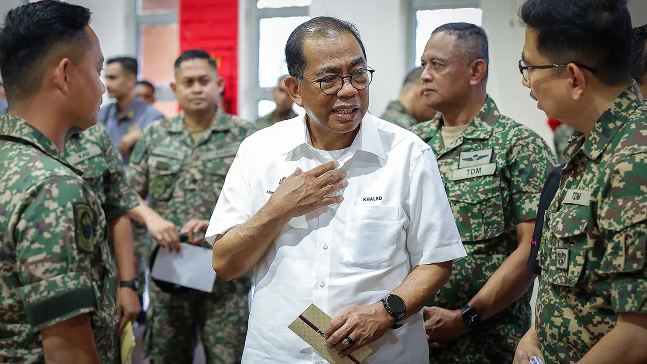 KUCHING, 9 April -- Menteri Pertahanan Datuk Seri Mohamed Khaled Nordin (tengah) beramah mesra pada majlis penyampaian sumbangan kebajikan kepada warga tentera pada lawatan kerja beliau di Kem Muara Tuang, hari ini.  -- fotoBERNAMA (2026) HAK CIPTA TERPELIHARA