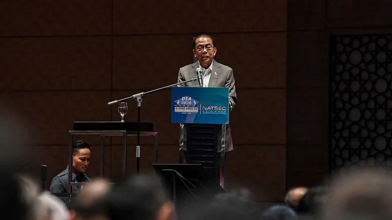 KUALA LUMPUR, 23 April -- Menteri Pertahanan Datuk Seri Mohamed Khaled Nordin menyampaikan ucaptama pada Majlis Forum anjuran Universiti Pertahanan Nasional Malaysia (UPNM) bertemakan “AI and Cyber Security as The Vanguard of Digital Defence” sempena Pameran Perkhidmatan Pertahanan Asia (DSA) dan Pameran Keselamatan Kebangsaan (NATSEC) Asia 2026 di Pusat Pameran dan Perdagangan Antarabangsa Malaysia (MITEC), hari ini.  -- fotoBERNAMA (2026) HAK CIPTA TERPELIHARA  KUALA LUMPUR, April 23 -- Defence Minister D