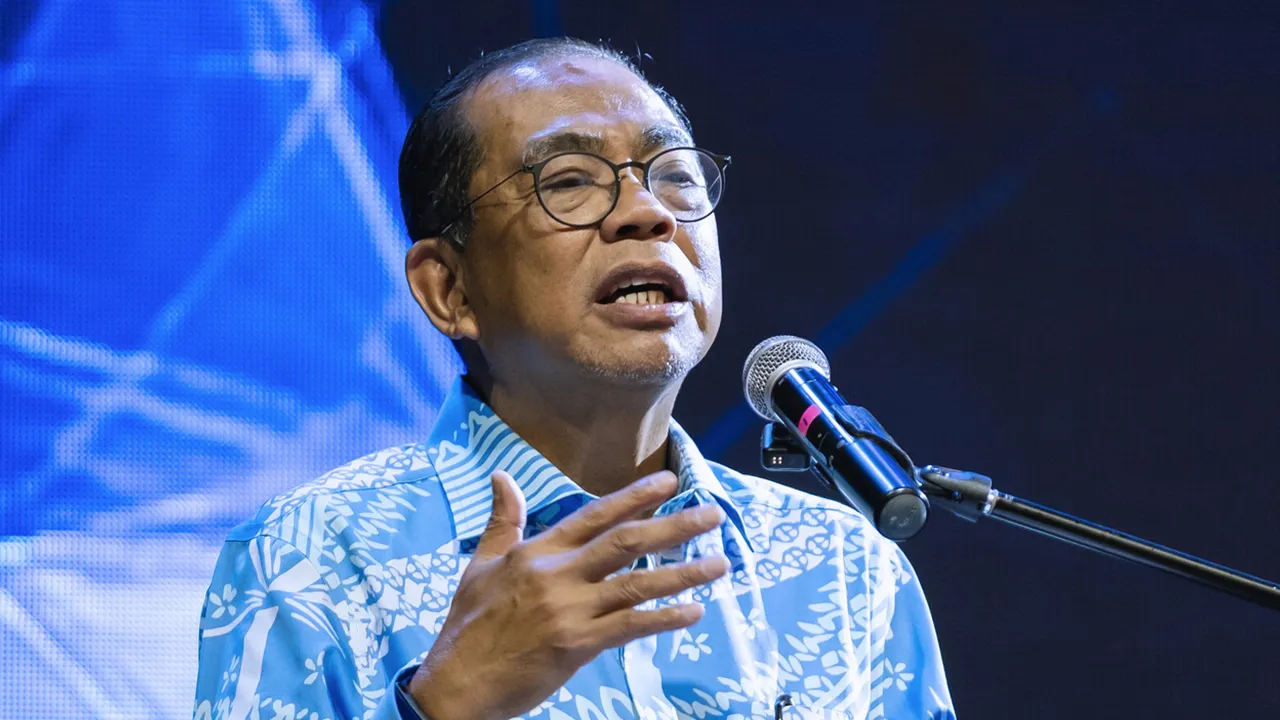 BANGI, 27 April -- Menteri Pertahanan, Datuk Seri Mohamed Khaled Nordin berucap pada Konvensyen Pertama Majlis Tertinggi Gabungan Persatuan-Persatuan Veteran ATM di Bangi Avenue Convention Centre, hari ini.  --fotoBERNAMA (2026) HAK CIPTA TERPELIHARA